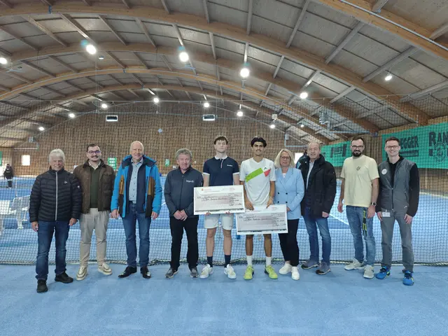 V.l.: Bezirksvorsitzender Jürgen Hähnel, Bürgermeister Tengen Selcuk Gök, Sponsor Clemens Fleischmann, Turnierleiter Georg Eichkorn, Sieger Jannik Maute, Finalist Arian Hasas, 1. Vorsitzenden TC Tengen Dagmar Strölin, Sponsor Michael Frank, Turnierleitung Timo Gartmaier, Oberschiedsrichter Maximilian Voß | Foto: TC Tengen
