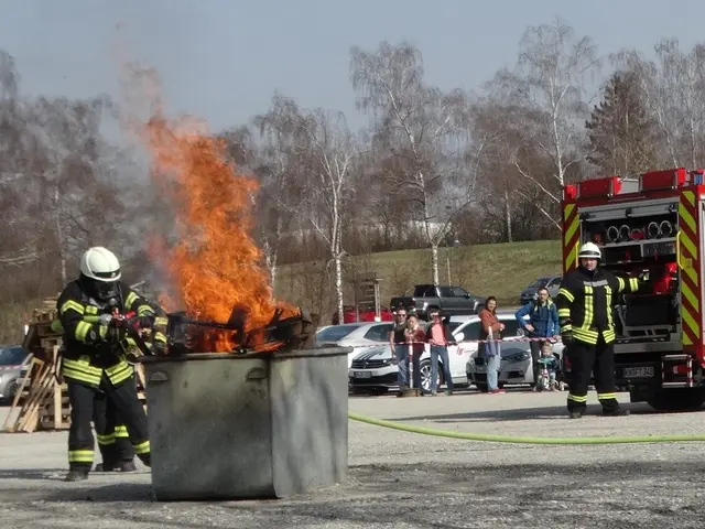 Neben demm neuen Einsatzfahrzeug, zeigten die Tengener Feuerwehrkräfte auf bei Schaueinsätzen, was sie zu bieten haben.   | Foto: Marcelino Rüth