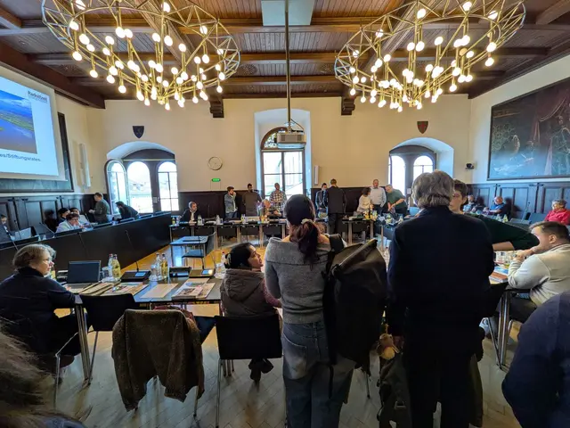 Ein Thema verursacht Unruhe im Radolfzeller Gemeinderat - das Verwaltungspersonal und die Kosten. Erstmals musste sich das Gremium genau mit einzelnen Stellen befassen, die auf dem Prüfstand waren.  | Foto: Sebastian Ridder