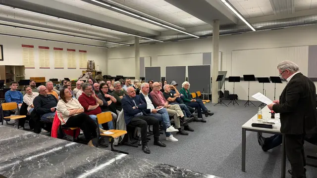 Dirigent Helmut Hubov bei seinem Bericht auf der Mitgliederversammlung der Stadtmusik Stockach.  | Foto: Stadtmusik Stockach