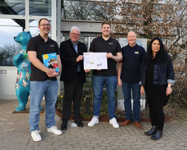 Im Bild (v.l.n.r.): Florian Kempter (2. Vorstand Yeti), Heinz Brennenstuhl, 1. Vorsitzender des Fördervereins HegauHelden, Manuel Braun (1. Vorstand Yeti), Clemens Fleischmann (Vorstandsmitglied HegauHelden) und Fördervereins-Schriftführerin Ute Schröder. Bild: Andrea Jagode/Hegau-Jugendwerk | Foto: Hegau-Jugendwerk Gailingen