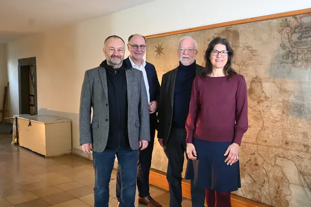 Sie freuen sich, dass die Flurkarte, die im Hintergrund zu sehen ist, nun digitalisiert wurde. (Von links): Ralph Stephan (Museumsleiter), OB Bernd Häusler, Thomas Wittenmeier (Vorsitzender der Freunde des Hohentwiels e.V.) und Britta Panzer (Leiterin Stadtarchiv). | Foto: Juleda Kadrija