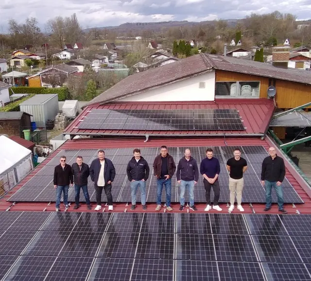 Der Vorstand der Gartenfreunde inmitten seiner neuen PV-Anlage
v.l.n.r.: Peter Brzank, Lothar Bayer, Marian Lazarek, Jacob Klinkenberg, Egar Keil, Christopher Kasa, Michael Bauer, Michael Sielmann und Gerd Burkert
Drohnenfoto: Vereinsmitglied Udo Schulz | Foto: Gartenfreunde Radolfzell/Bodensee e.V.