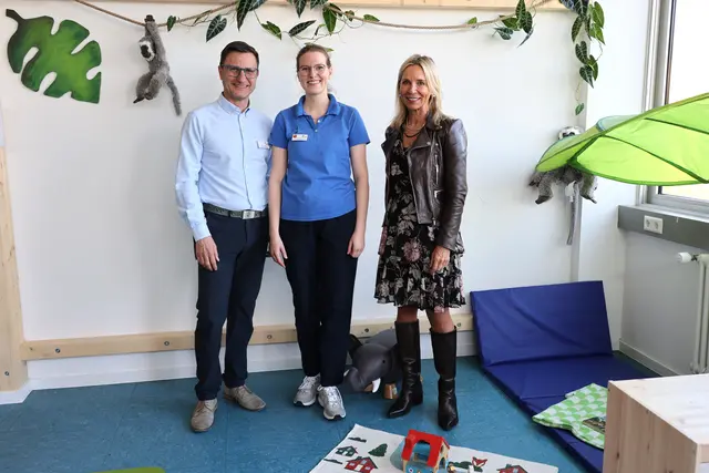 Sie freuen sich über die schönen neuen Räume und die vielfältigen Möglichkeiten der Ambulanten Ergotherapie-Praxis (v.l.n.r.) Marcus Kaiser, Leitung Interdisziplinäre Therapie, Sarah Büßecker, Leiterin der Ergo-Ambulanz, und Barbara Martetschläger, Kaufmännische Direktorin des HJW.  | Foto: Andrea Jagode