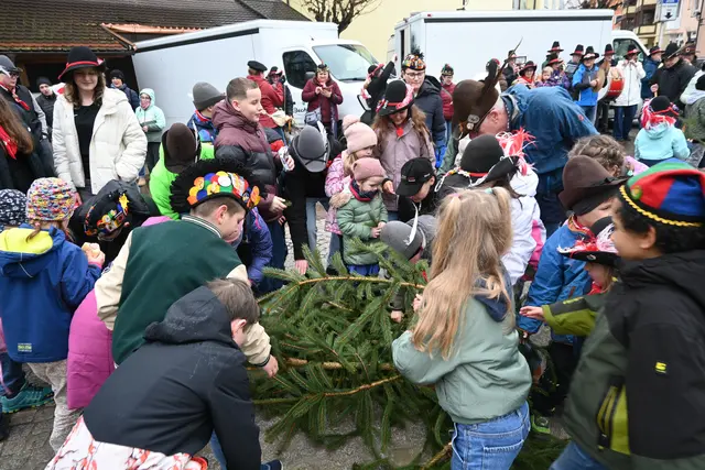 Der Ansturm auf den Kindernarrebomm-Dolden war auch dieses Jahr wieder groß beim Narresome. | Foto: Philipp Findling