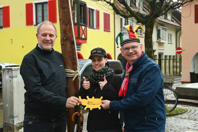 Freuen sich über die Spende an den Stockacher Narresome (von links): Fabian Diehr (Kleine Wanze), Monja Hirling (Arbeitskreis Narresome) und Narrenrichter Jürgen Koterzyna. | Foto: Philipp Findling