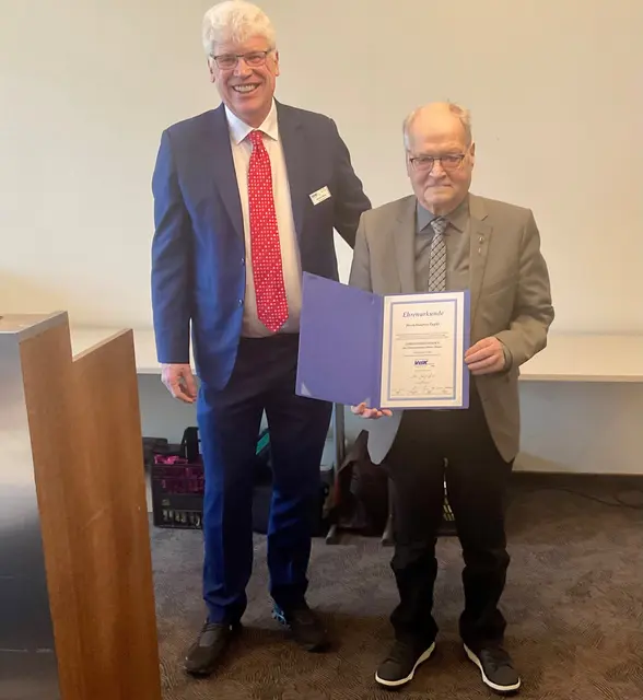 Eine Ehrenurkunde des VdK-Landesverbandes Baden-Württemberg wurde Manfred Flegler als Ehrenvorsitzender des Ortsverbandes Oberer Hegau am Ende eines langjährigen Engagements und seiner vorbildlichen und erfolgreichen 13jährigen Vorstandstätigkeit von seinem Nachfolger Gerhard Winter überreicht. | Foto: Bernhard Grunewald