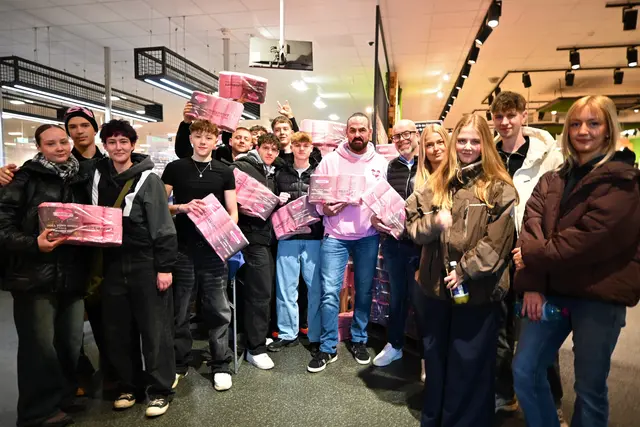 Das Interesse war groß, als Jugendcoach Carsten Stahl (mitte, Rosa Pulli, neben Bezirksleiter Florian Beck) bei Edeka Sulger für das ROOSA Toilettenpapier zu Besuch war.  | Foto: Philipp Findling