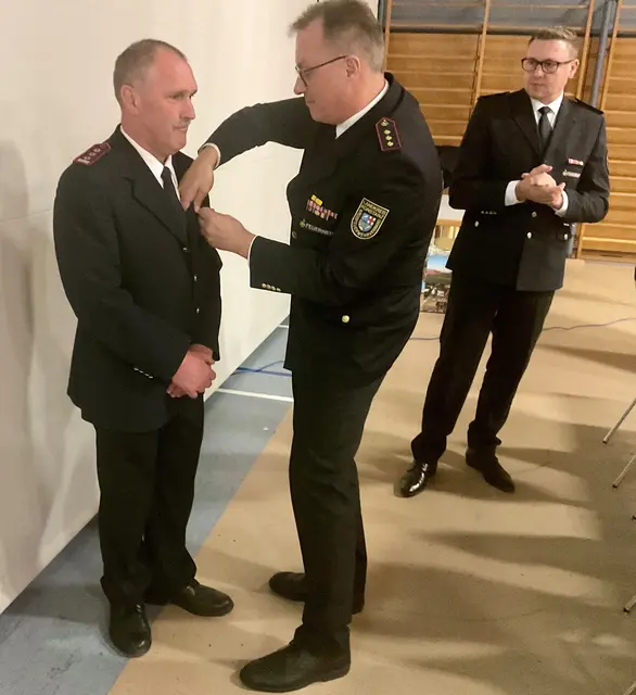 Mit dem Deutschen Feuerwehr-Ehrenkreuz in Bronze, einer mittlerweile äußerst seltenen hohen Auszeichnung, wurde Hauptlöschmeister Manfred Müller vom Ausrückbereich Wiechs a.R., für 50 Jahre Einsatzdienst durch Stefan Kienzler ausgezeichnet, Vorsitzender des Kreisfeuerwehrverbandes. Rechts im Bild Uwe Veit, auf der Generalversammlung der Freiwilligen Feuerwehr am Freitag in der Randenhalle erneut zum Gesamtfeuerwehrkommandant in Tengen gewählt. | Foto: Benhard Grunewald