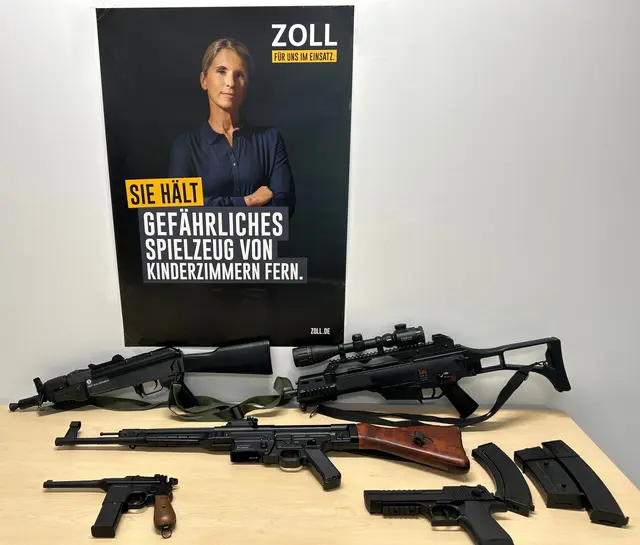 Die Fünf verbotenen Softairwaffen, die der Zoll sichergestellt hat.  | Foto: Hauptzollamt Singen