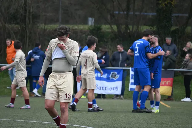 Freud und Leid liegen hier bei TSV-Verteidiger Daniel Niedermann (Nr. 13) und dem FV Ravensburg nach deren Auswärtssieg in Singen nah beieinander.  | Foto: Philipp Findling