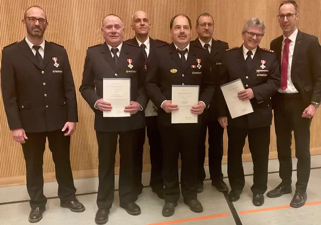 Nach Uwe Hartmann, dem stellvertretenden Kreisbrandmeister, galt es zur Jahreshauptversammlung der Freiwilligen Feuerwehr Engen insgesamt „ein Viertel-Jahrtausend“ aktive Mitgliedschaft zu ehren, so Gesamtwehrkommandant Markus Fischer (25 Jahre) und die Hauptfeuerwehrmänner Roland Meßmer, Jürgen Stark und Joachim Kentischer für 40 Jahre Einsatzdienst - Hartmann konnte Hauptbrandmeister Thomas Maier gar für 50 Jahre aktiven Dienst gemeinsam mit Bürgermeister Frank Harsch gratulieren (v.li.n.re.). Die Ehrung für Werner Graf (ebenfalls 50 Jahre) wird nachgeholt. | Foto: Bernhard Grunewald