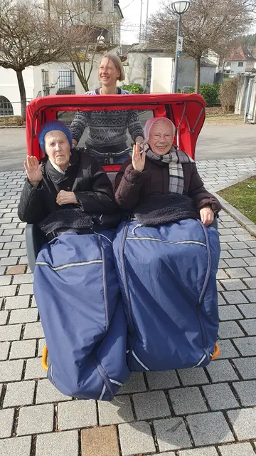 Rikschafahrerin Sr. Susanne Bader eröffente mit Sr. Christophora Ketterer (links) und Sr. Bonavita Riedesser (rechts) die Rikschasaison.  

 | Foto: Michael Buchmüller