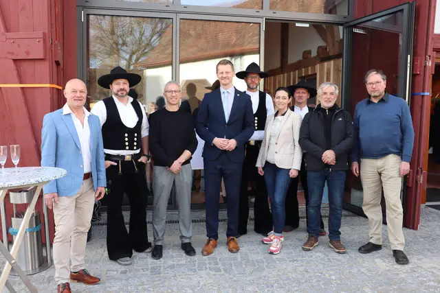 Strahlende Gesichter bei der Eröffnungsfeier, die das Projekt nach jahrelanger Planung feiern dürfen. (Von links nach rechts): Andreas Bohl (Spendensammler und Mitglied der Schimmelreiter), Ortsvorsteher Manfred Hiller, OB Simon Gröger, Olesja Hepting (Abteilungsleitung Hochbau), Gerhard Schöpperle (ehemaliger Leiter Hochbau) . Architekt Detlef Kalkowski sowie die Zimmermänner der Zimmerei Nester Andreas Nester, Steffen Günter und Enrico Fasold-Hönig. | Foto: Juleda Kadrija