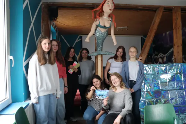 Die Schülerinnen vom Orga-Team freuen sich schon auf die Schülerparty. (Von links): Maria Irma Schäfer, Rebecca Klaus, Selina El Aridi, Stella Gross, Ayda Ayse Ayyildiz, Lilly Sophie Wahlenfeldt, Lorina Fellhauer und Laura Keller. | Foto: Juleda Kadrija