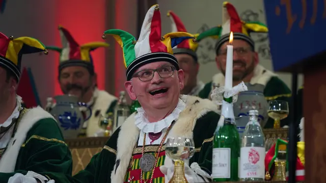 Jürgen Koterzyna bei seiner letzten Verhandlung als Narrenrichter am Schmotzige Dunschtig mit Markus Söder. Nach zehn Jahren in diesem Amt sowie 27 Jahre in der Vorstandschaft wird er sich als normales Mitglied ins Kollegium zurückziehen.  | Foto: Melvin Beck