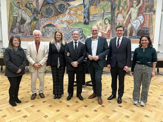 Der portugiesische Generalkonsul, Dr. Domingos Alvim (4.v.r.), war gemeinsam mit seiner Gattin Luiza Alvim (3.v.l.) zu Besuch im Singener Rathaus (v.l.): Manuela Matos Pinto vom Centro Português, Bernhard Grunewald (Vorsitzender Insi) Oberbürgermeister Bernd Häusler), Bürgermeister Marcus Röwer, Linda Kelmendi (Abt. Integration und Partizipation).  | Foto: Stadt Singen