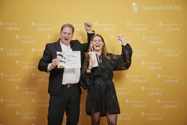 Die Freude ist groß bei den Gewinnern: Luise Schauer, Projektmanagerin Zukunftsmusik, und Peter Hartmann, Orchestermanager der Bodensee Philharmonie mit ihren Preisen. | Foto: Staatsanzeiger für Baden-Württemberg GmbH & Co. KG
