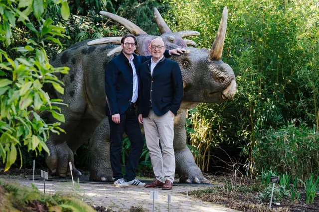 Die Geschäftsführung der Mainau Björn Graf Bernadotte und Michael Roensch bei den Dinosauriern im Park der Mainau.  | Foto: Mainau GmbH
