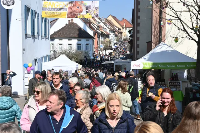 Wie eine lange Schlange zogen sich die Menschenmassen durch die Engener Altstadt. Bestes Frühlingswetter sorgte beim traditionellen Ostermarkt für einen regelrechten Besucherandrang. | Foto: Tobias Lange