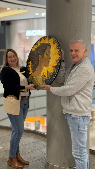 Rainer Schoch, Initiator der Ausstellung, sowie Kitty Fischbach, Centermanagerin des Cano, laden ein zur Kunstausstellung.. | Foto: Cano Singen