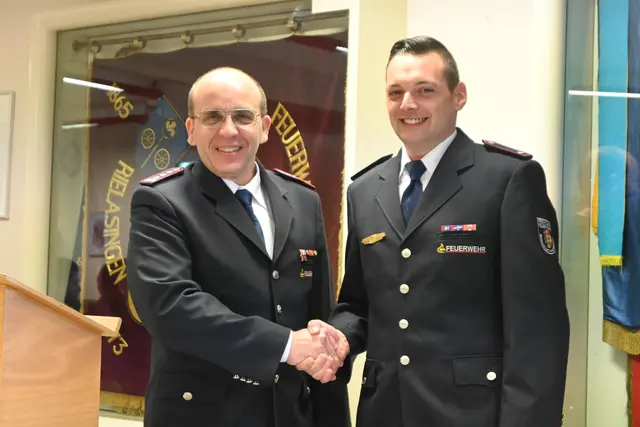 Viktor Neumann (links) konnte als Erster seinem Nachfolger Florian Hartmann zur Wahl zum Kommandanten der Feuerwehr Rielasingen-Worblingen gratulieren. | Foto: Tobias Lange