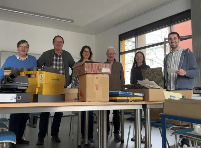 Ali Knoblauch (von links), Stephan Glunk, Britta Panzer, Ekke Halmer, Selina Mitchell und Simon Götz hatten viel Spaß beim Verpacken der Poppele-Dokumente im Stadtarchiv. | Foto: Stadt Singen