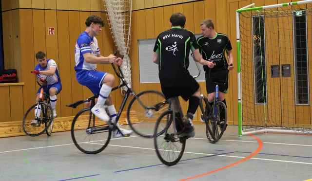 Lieferten sich eine packende Partie (von links): Timon Beuscher, Mika Münzer (beide Singen 2), Leon Woelki und Max Görlich (beide Hardt 6). | Foto: Veloclub Singen