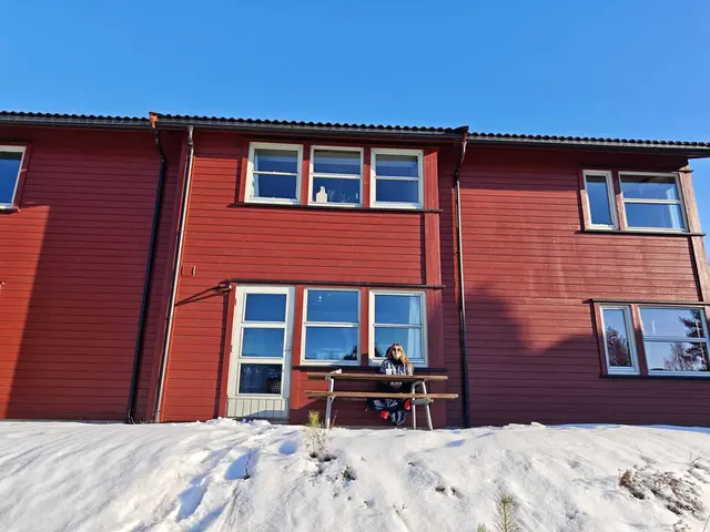 Hier genießt Anabel die ersten sonnigen Tage vor ihrem Haus. Das Haus, wo acht Personen leben, ist Teil der Wohnheime. Jeder hat sein eigenes Bad und eine Küche teilt man sich jeweils zu viert.  | Foto: Anabel Paul