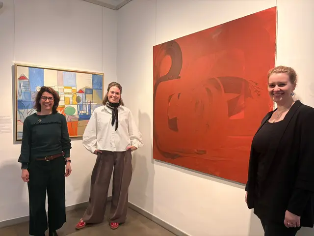 Daniela Kocheise (Restaurierung und Depotverwaltung), Annika Seeger (wissenschaftliche Volontärin), Ines Stadie (Leitung Museumspädagogik und Bibliothek) vor dem Gemälde (ohne Titel, Thomas Bechinger, 1991) , welches auch als Titelbild der Ausstellung gilt. | Foto: Tara Koselka