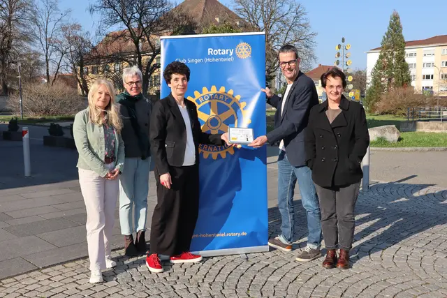 Sie stellten den neuen Demokratie-Parcours vor (von links): Catharina Scheufele (Jugenddienstbeauftragte und Mitglied vom Rotary Club Singen), Sabine Adam (Rotary Club Singen) Ulrike Veser (Präsidentin Rotary Club Singen, Marcel Da Rin (Singener Kriminalprävention) und Tina Keck (freie Projektleiterin im Bereich Fotografie) freuen sich, dass der Demokratieparcours bald zur Verfügung steht. | Foto: Juleda Kadrija