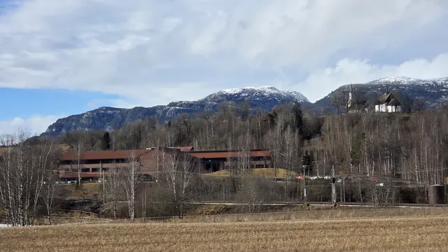 Die University of South-Eastern Norway in Bø i Telemark mit der darüber liegenden Kirche und Kapelle, wo Anabel Paul aktuell ihr Auslandssemester absolviert.  | Foto: Anabel Paul