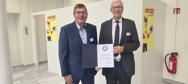 Helmut Lempp (links) und Gebhard Schulz nahmen im vergangenen Jahr beim Regionalforum Süd für die Bürgerstiftung die Urkunde als einer der erfolgreichsten Bürgerstiftungen Deutschlands entgegen.  | Foto: Bürgerstiftung Stockach