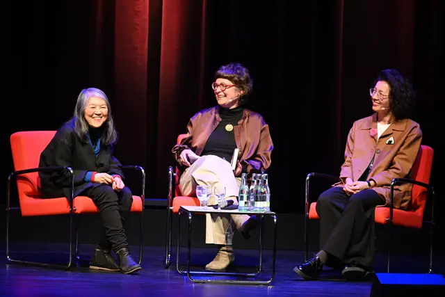 Neben Textpassagen und Musik gab es beim Auftakt der Erzählzeit Einblicke in das Wirken der Künstler. Klangperformerin Masako Ohta (links) und Autorin Yuko Kuhn (rechts) beantworteten dabei Fragen von Moderatorin Judith Zwick (mitte). | Foto: Tobias Lange