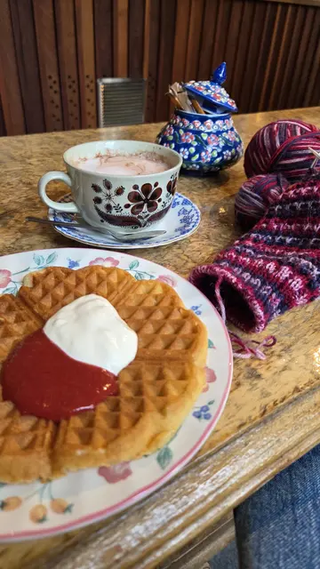 Typisch hier sind Waffeln. Die gibt es auch immer zur Kaffekosen. Klassischerweise isst man sie mit Schmand oder braunem Käse und dazu Marmelade. Das Bild entstand in einem Café in Stavanger, wo es ausschließlich buntes Porzellan und alte Möbel gab.  | Foto: Anabel Paul