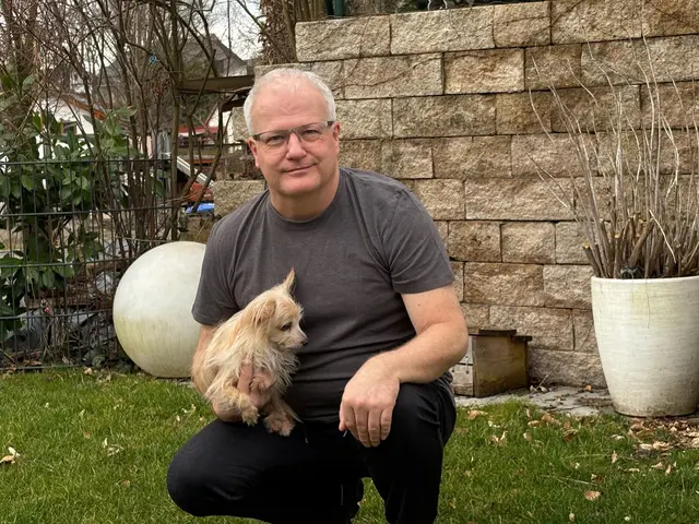 Markus Krämer, Vorsitzender und Mitgründer des Vereins TiaReZa, ist selbst stolzer Hundevater. Mit seinem Verein will er Menschen helfen, die sich die Tierarztrechnung nicht leisten können. | Foto: privat