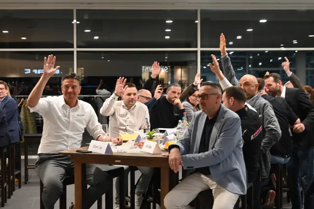 Dirk Oehle (vorne, rechts) wurde bei der Mitgliederversammlung der iG Singen Süd einstimmig im Amt des Vorsitzenden bestätigt - ebenso wie seine Vorstandskollegen wenig später. | Foto: Tobias Lange