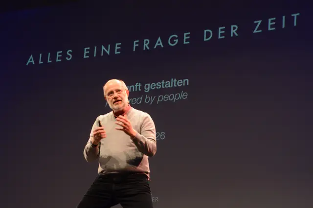 Der Naturwissenschaftler Harald Lesch zeigte den absurden von Kontrast von heutigem Zeitmangel im Verhältnis zu den Millionen Jahren langen Entwicklungen, die die Erde bewohnbar machten. | Foto: Sebastian Ridder