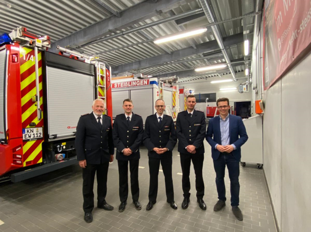 Stabsübergabe bei der Feuerwehr Steißlingen: Kommandant Andreas Maier (von links) machte den Posten frei. Simon Schwarz wurde neuer stellverretender Kommandant, Sascha Rapp neuer Kommandant und Chris Scholter ebenfalls stellvertretender Kommandant. Bürgermeister Benjamin Mors. gratulierte dem neuen und dankte dem alten Kommandantenteam. | Foto: Feuerwehr Steißlingen
