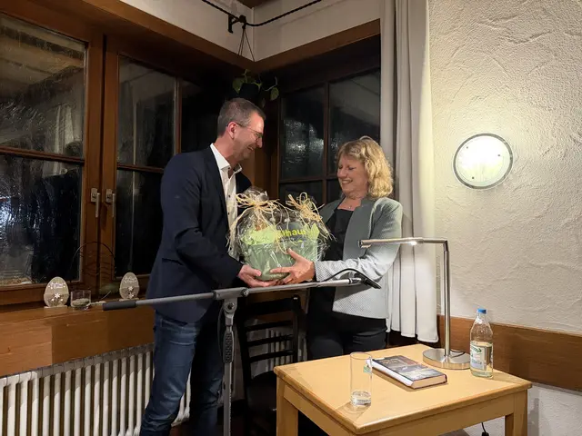 Bürgermeister Patrick Stärk hatte für Autorin Therese Bichsel nach der Lesung noch einen Präsentkorb parat. | Foto: Uwe Johnen