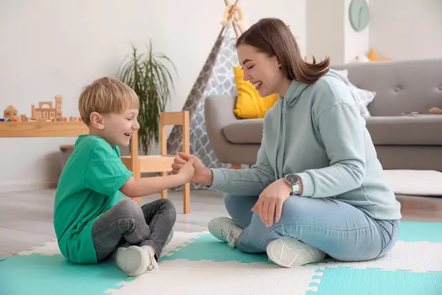 Eine Alternative zur klassischen Betreuung in einer Kindertagesstätte ist die Kindertagespflege. Hier werden Kinder im Alter von 0 bis 14 Jahren individuell betreut – meist im Haushalt der Tagesmutter oder des Tagesvaters. | Foto: Pixel-Shot - stock.adobe.com