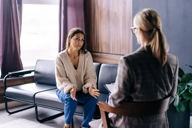 Ab dem 1. April werden die Honorare für ambulante Psychotherapie um 4,5 Prozent gekürzt. Eine Entscheidung, die die ambulanten Psychotherapeuten kritisch betrachten. | Foto: stock.adobe.com - Ilona