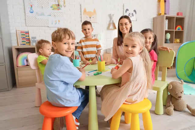 Gerade pädagogische Fachkräfte begleiten Kinder in prägenden Lebensjahren, fördern ihre Fähigkeiten und unterstützen Familien im Alltag. | Foto: Pixel-Shot - stock.adobe.com