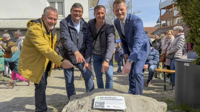 Hans-Georg Lauer, Ortsvorsteher Lorenz Thum, Peter Serwe und OB Simon Gröger bei der Einweihung des Markelfinger Geschichtssteins (von links). | Foto: Uwe Johnen