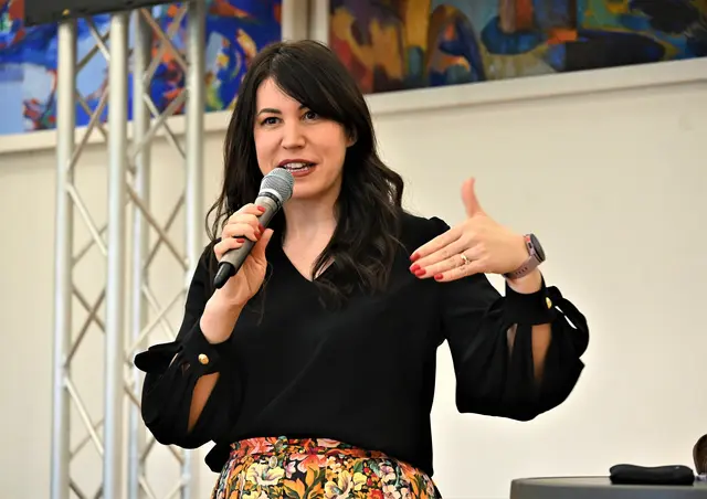 Autorin Vea Kaiser sorgte mit ihrer hoch unterhaltsamen Lesung zu ihrem aktuellen Roman "Fabula Rasa" im Bürgersaal des Singener Rathauses für eine mehr als gelungene Matinee der Erzählzeit ohne Grenzen.  | Foto: Philipp Findling