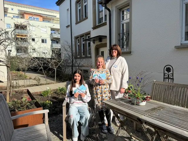 Als Dankeschön für ihren Einsatz erhielten Elina Sahyoumi (links) und Emma Frank ein Präsent von Iris Eggensberger (Leitung Hospiz). | Foto: Juleda Kadrija
