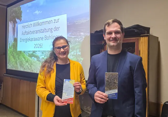 Stadtplanerin Sandra Fleschhut und Klimaschutzmanager Lukas Hoch informierten im Bohlinger Rathaus über die Förderprogramme „Energiekarawane“ und „Wohnimpuls“.  | Foto: Stadt Singen
