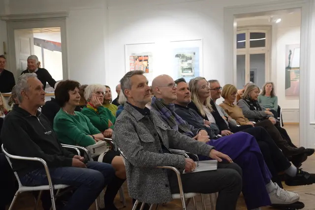 Großes Interesse herrschte bei der Eröffnung der neuen Ausstellung "Raumgreifend" in der Villa Bosch, wo auf zwei Stockwerken ausgestellt wird. Im Erdgeschoss sind die Werke von Liesbeth Doornbosch zu sehen. | Foto: Tobias Lange