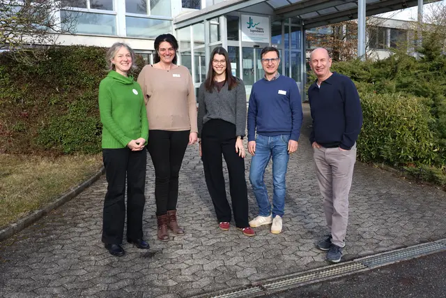 Sie freuen sich über das Zusammenkommen des Innovationsprojekts zur Verbesserung der logopädischen Therapie im Hegau-Jugendwerk (v.l.n.r.): Logopädin Christina Möhrle, Nicole Franken, Leiterin der Abteilung Logopädie, Lara Buttler, Produkt Management &amp; Vertrieb Cognishine, Marcus Kaiser, Leitung Therapeutischen Dienste, und George Frey, Geschäftsführer Cognishine Deutschland.  | Foto: Andrea Jagode