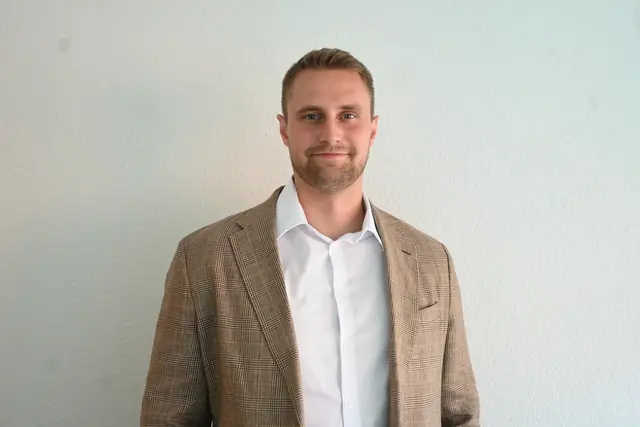 Dr. Alexander Mussgnug ist KI-Ethiker und Fellow an der Stanford University und bei Apple. Im Interview spricht er über Chancen mit und Gefahren der Künstlichen Intelligenz. | Foto: Tobias Lange